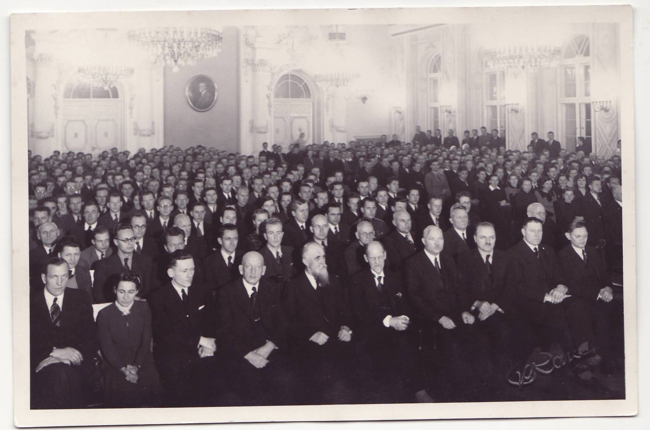 <p><strong>AULA</strong></p>  <p>&nbsp;</p>  <p>Jelgavas lauksaimniecības akadēmijas Aula, bijusī Kurzemes un Zemgales hercoga Svētku zāle.</p>  <p>&nbsp;</p>  <p>Tās vēlākais noformējums bijis atbilstošs 20. gadsimta 30. gadu eklektismam.&nbsp;</p>  <p>&nbsp;</p>  <p><em>Foto: 1939. gads</em></p>