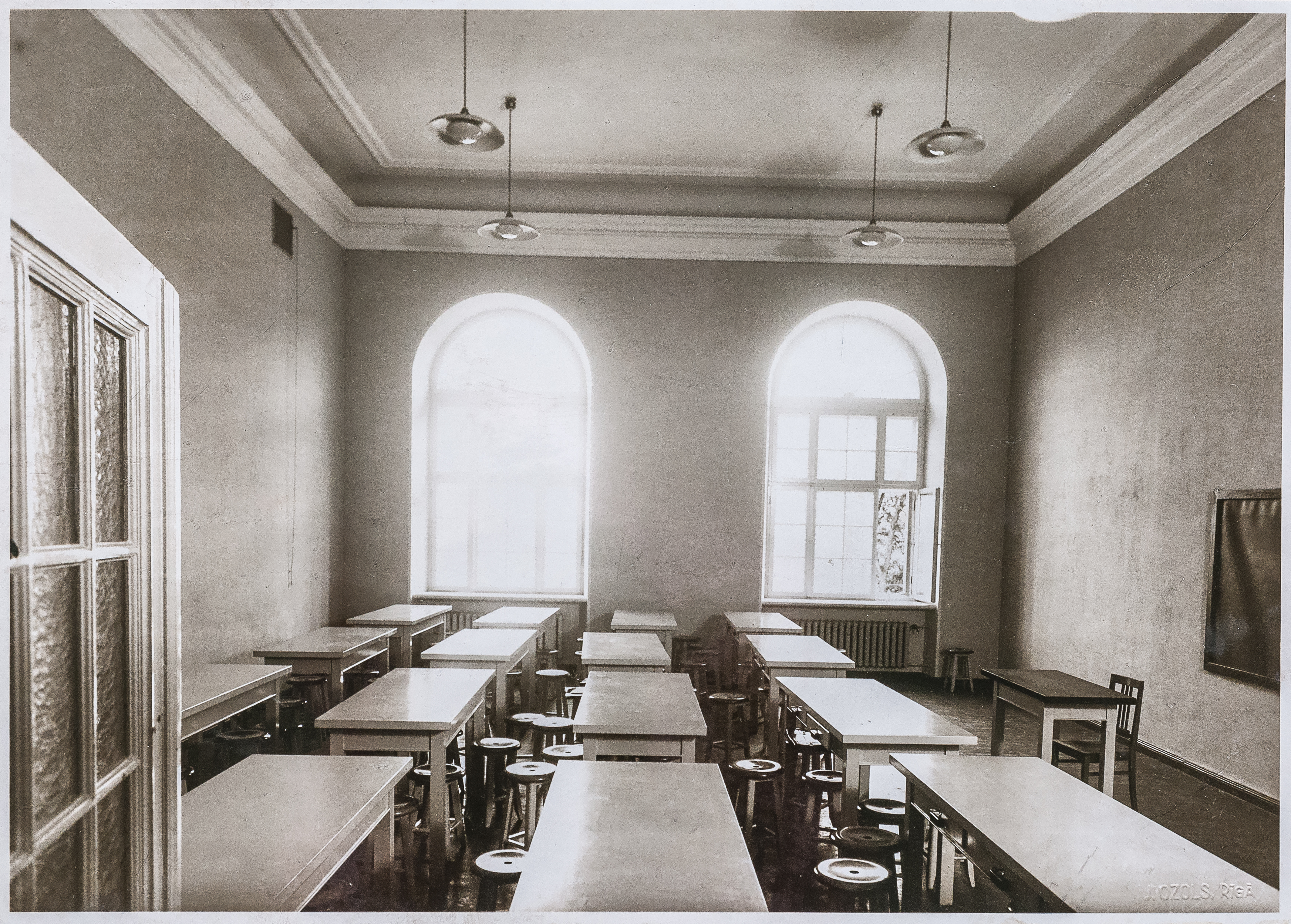 <p><strong>THE LECTURE ROOM ON THE 2nd FLOOR</strong></p>  <p>&nbsp;</p>  <p class="text-align-justify">The lecture room of the Jelgava Academy of Agriculture. Nowadays it is used by students and teachers of the Faculty of Economics and Social Development.</p>  <p>&nbsp;</p>  <p><em>Photo: 1939</em></p>