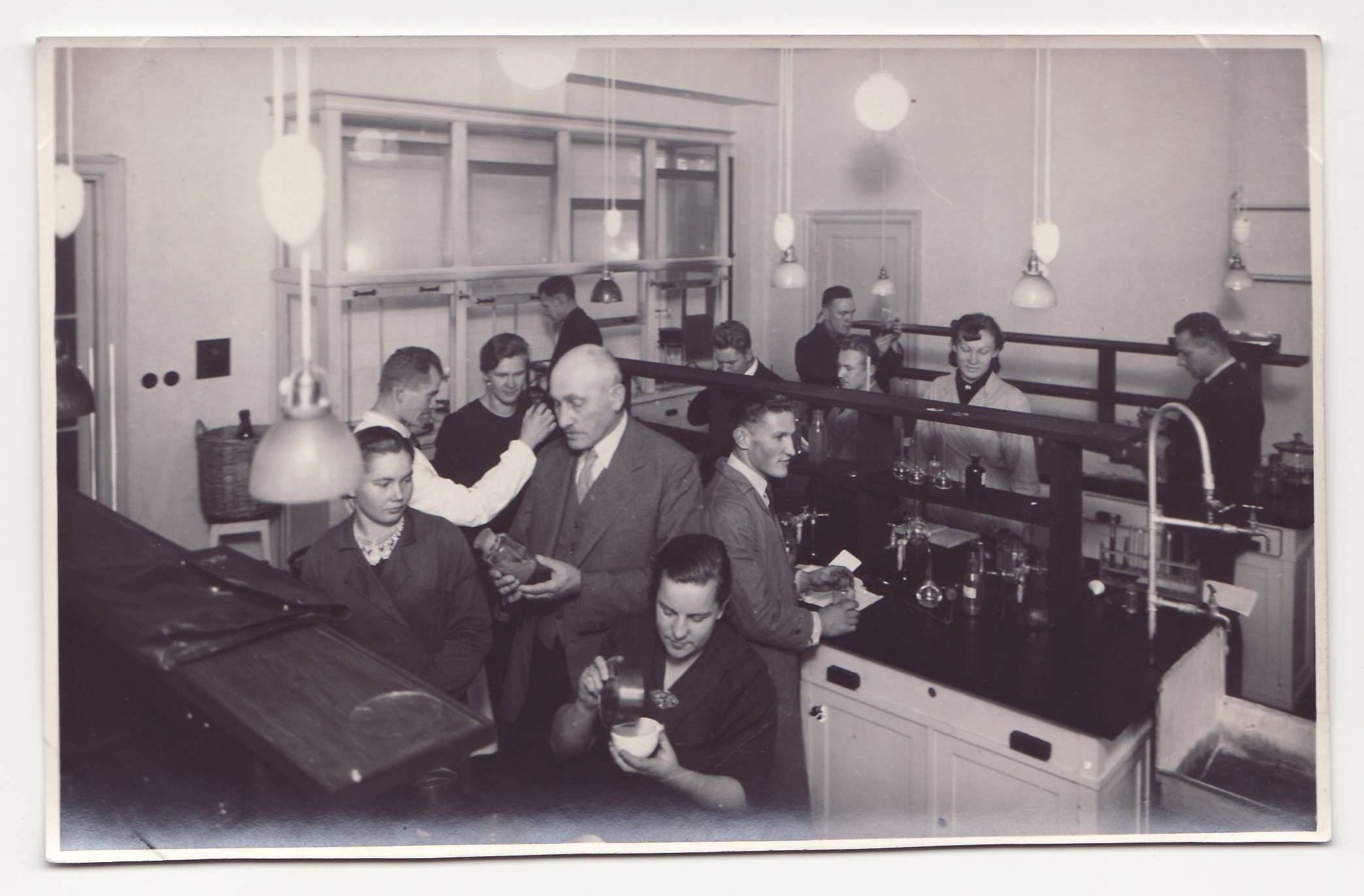 <p style="margin-bottom:11px"><strong>ĶĪMIJAS LABORATORIJA</strong></p>  <p>Arhitekta Eižena Laubes projektā Ķīmijas un Fizikas laboratorijas atradās 1937. gadā uzbūvētās pils korpusa 3. stāvā.</p>  <p>Mūsdienās Ķīmijas laboratorija atrodas Rietumu korpusa 1. un 2. stāvos.</p>  <p><em>Foto no 1939. gada albuma</em></p>