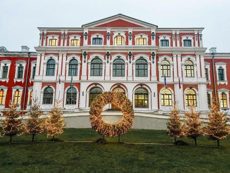Ziemassvētku noskaņu maršrutā "Lampiņu dancis Jelgavā" iekļauts arī Jelgavas pils pagalms